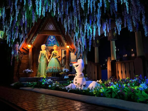 Hong Kong Disneyland vs Shanghai DIsneyland frozen