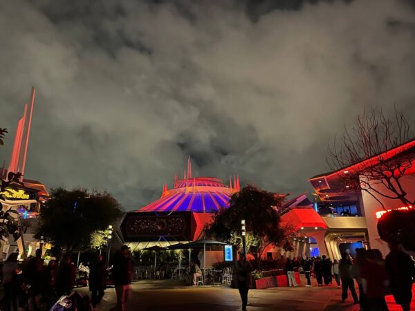 Disneyland Early Entry Guide and Strategy space