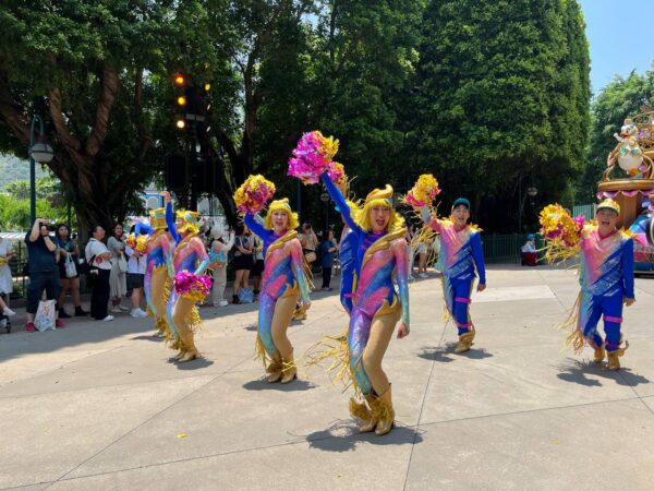 Friendtastic dancers first float