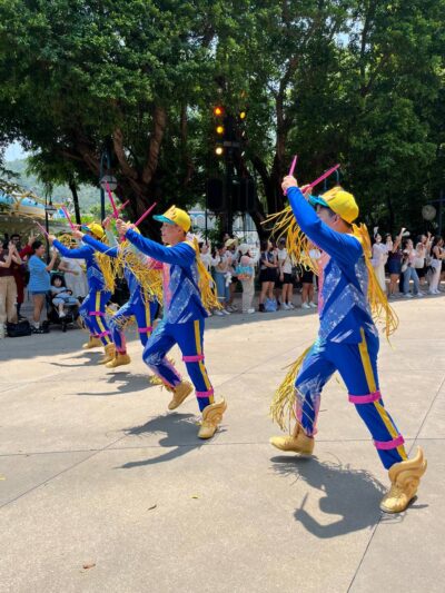 Friendtastic lead float dancers