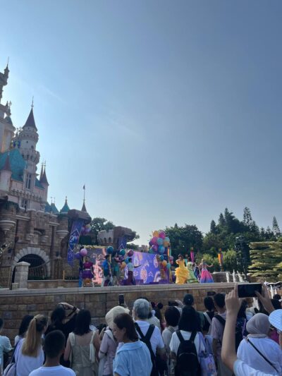 Disney Friends Live: Party at the Castle dancing