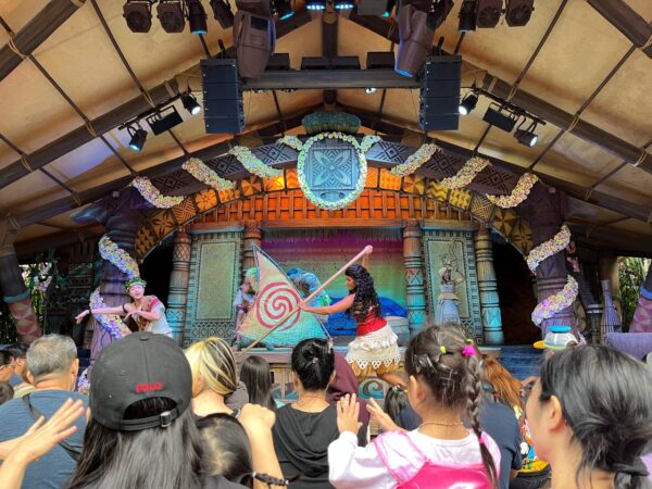 Hong Kong Disneyland Shows Moana rowing