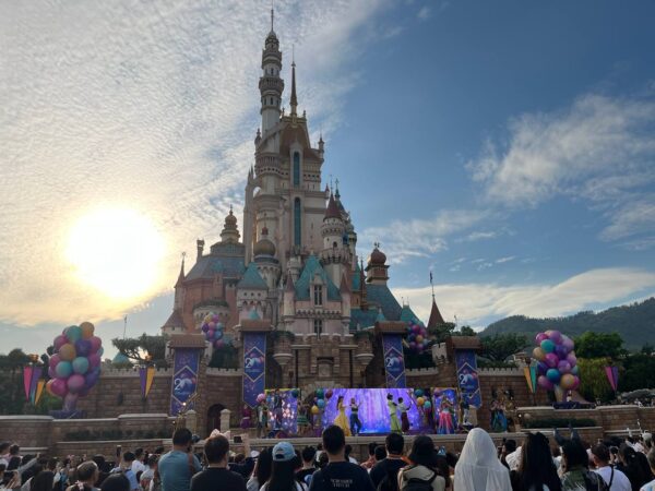 Hong Kong Disneyland Shows Party