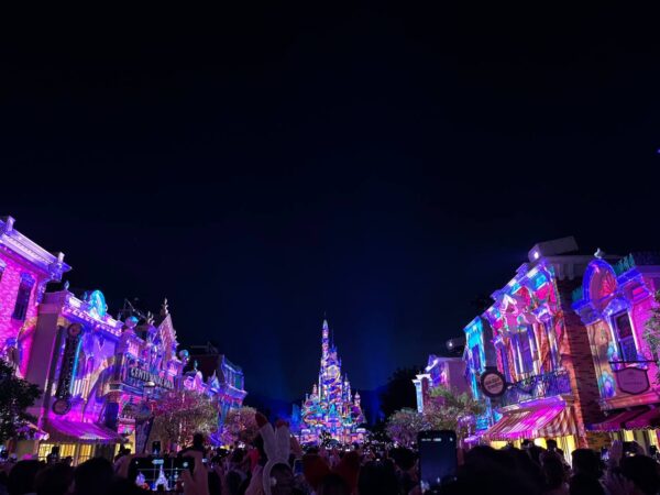 Hong Kong Disneyland Shows momentous