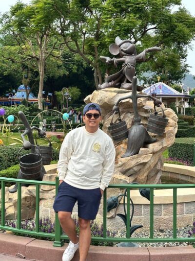 Hong Kong Disneyland for Adults me