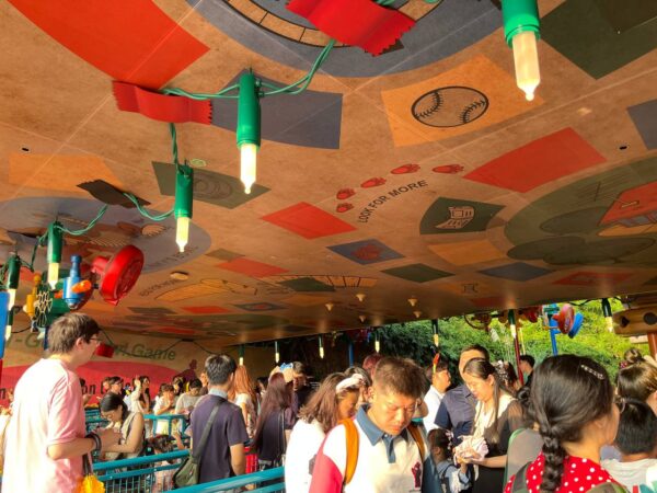 Shanghai Disneyland rides slinky queue