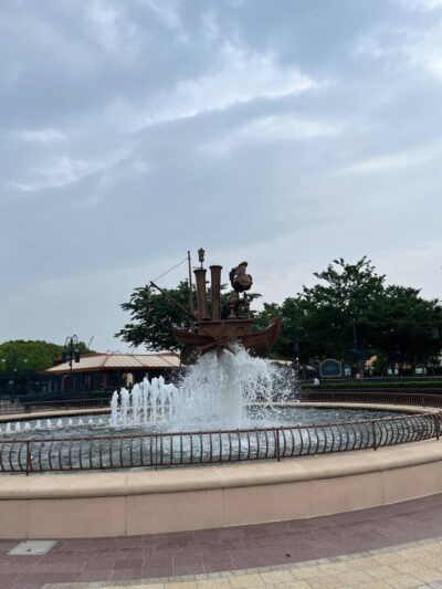 1-Day Shanghai Disneyland Itinerary mickey fountain
