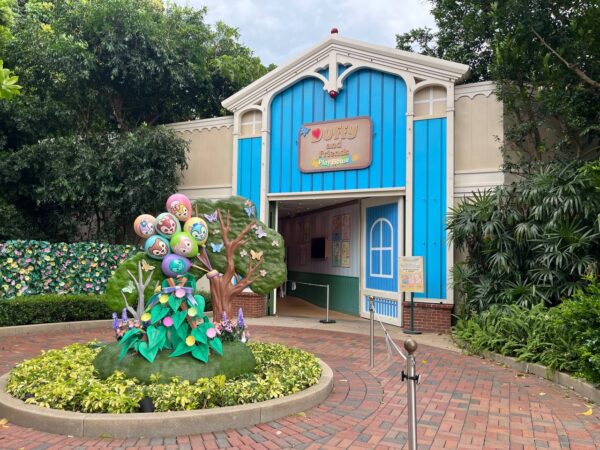 Duffy and Friends at Hong Kong Disneyland playhouse exterior
